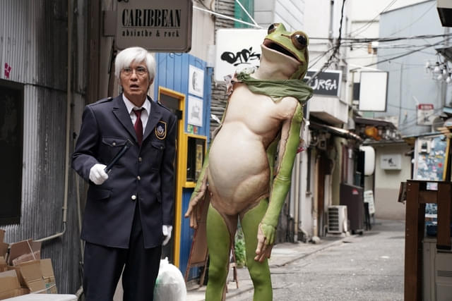 佐藤浩市演じる警備員の片桐と、のんが声を担当する“かえるくん”