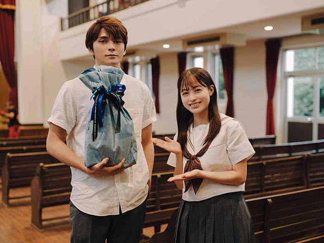 橋本環奈×眞栄田郷敦「カラダ探し」新作映画で観客動員数第1位の好発進！ 笑顔あふれるクランクアップ写真公開