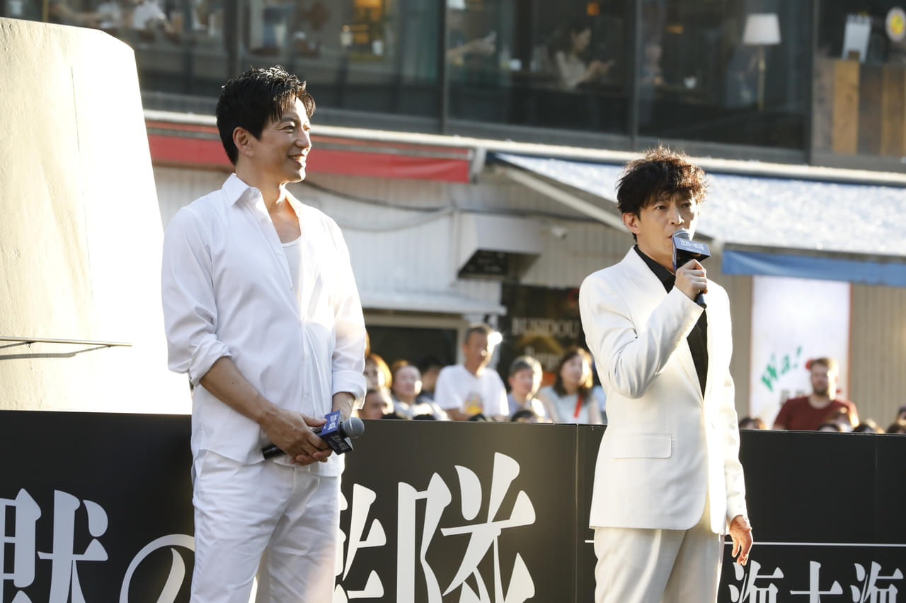 大沢たかお、大阪・道頓堀川でファン4000人の大歓声浴びる 阪神ファンへリーグ制覇を祝福