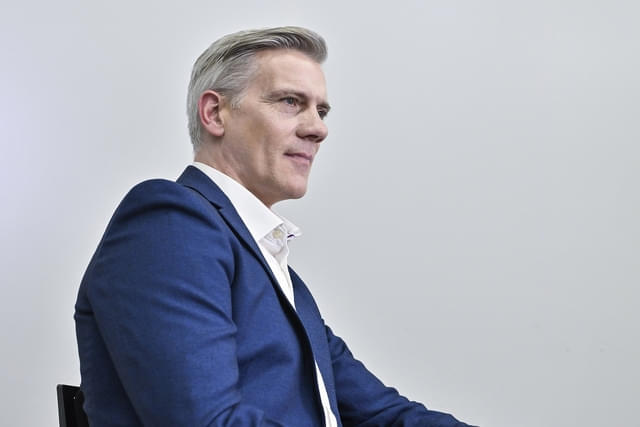 新演出版「コーラスライン」でオーディションを仕切る演出家・ザックを演じるアダム・クーパー