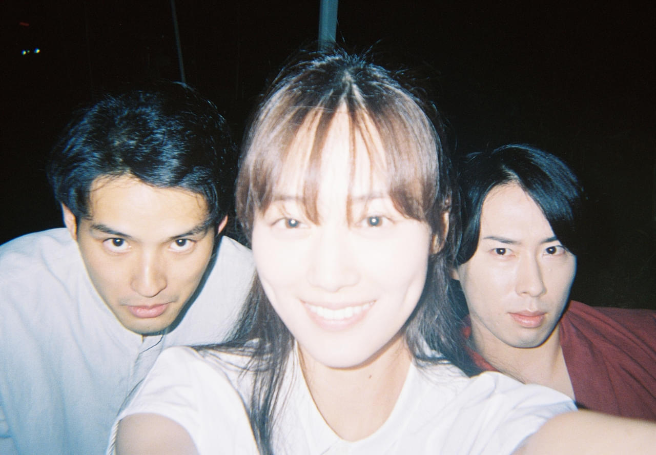 水上恒司&山下美月&宮舘涼太が互いを撮影 「火喰鳥を、喰う」オフショット公開