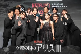 山﨑賢人＆土屋太鳳、夫婦になったアリス＆ウサギの挑戦を描く「今際の国のアリス」シーズン3完成に感無量！