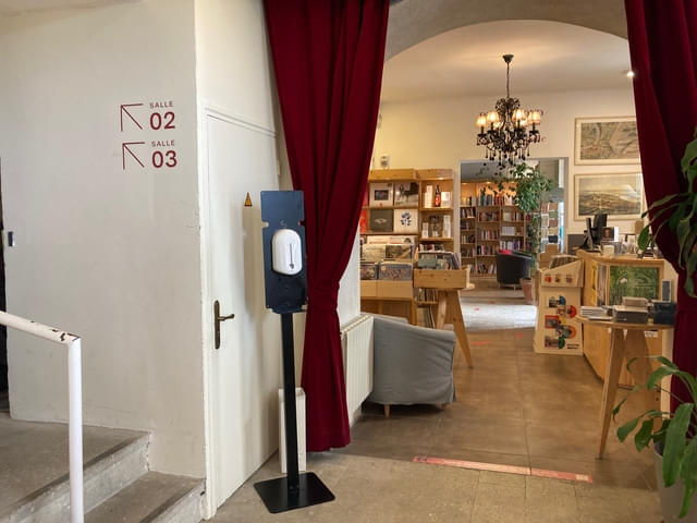 レコード店や書店、レストランが隣接する映画館