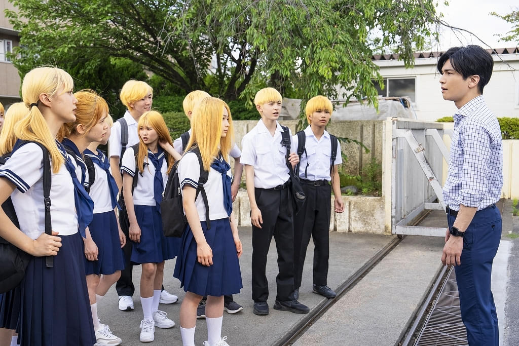 岩田剛典が“ダサい教師”に！ ギャップ全開の姿を捉えた「教師」場面写真9点を披露