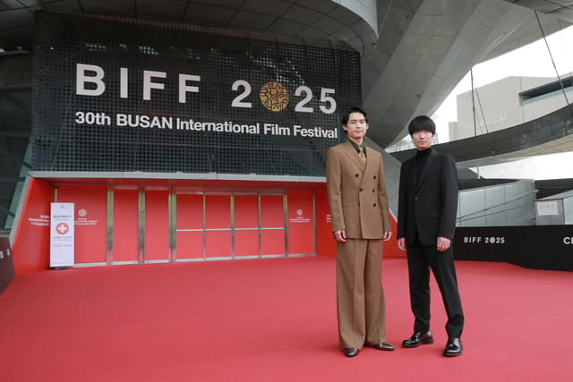 釜山映画祭に参加した松村北斗と奥山由之監督