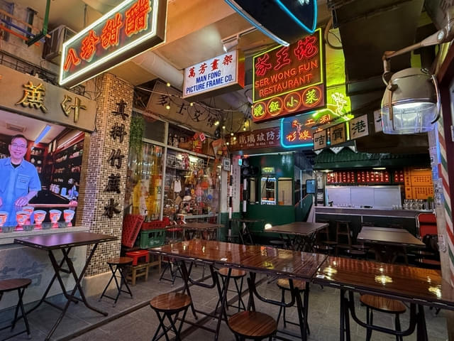 往年の香港の賑わいが再現された店内