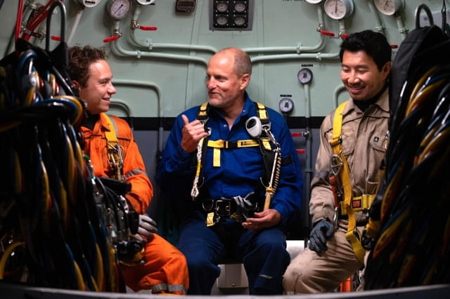 ウッディ・ハレルソン、フィン・コール、シム・リウ 和気あいあい3ショット