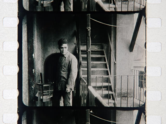 監督としても活躍したフェボ・マリの主演作。作品は「再び海の彼方へ」と登録されているが、異論もある