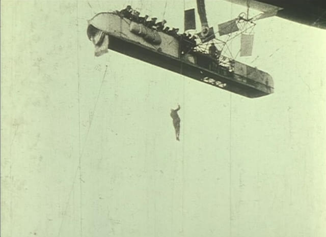 今回の調査で原題を特定した「空中のブラウン」（1913、監督ハリー・ピール）の決死的一場面