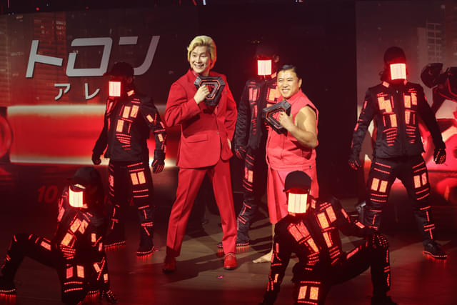 スギちゃんのGジャンが赤くなっちゃった！