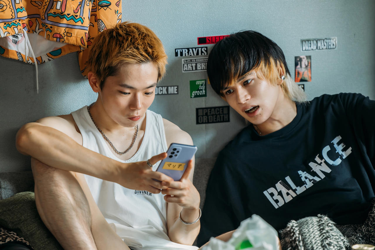 北村匠海＆林裕太が女性を装い、男たちを誘い出す… スマホの向こうに潜む闇をとらえた「愚か者の身分」本編映像