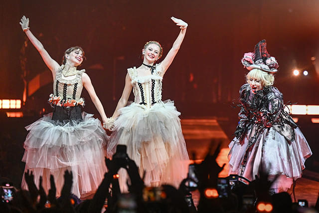 レディー・ガガのライブで「ウェンズデー」女優たちが圧巻のパフォーマンス