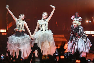 レディー・ガガのライブで「ウェンズデー」女優たちが圧巻のパフォーマンス