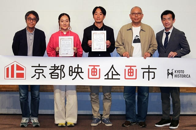 左から矢島プロデューサー、緑茶氏と佐伯氏、犬童監督、和田氏