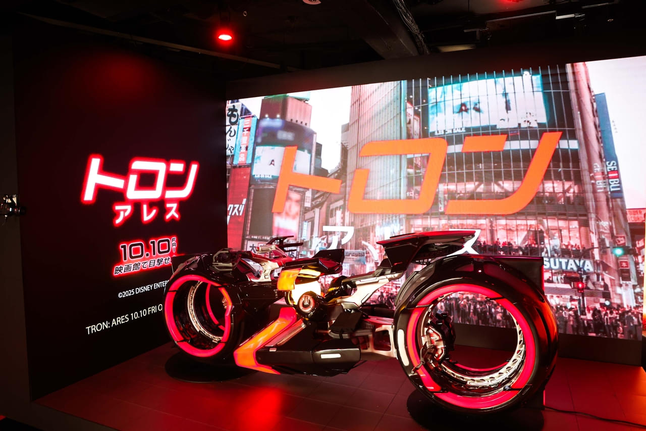 「トロン：アレス」のライトサイクルに乗ってきた！現実世界の渋谷がデジタル世界に侵食――期間限定のリアルイベントに潜入