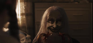 恐怖の赤ちゃん人形“スージー”降臨！ 「死霊館 最後の儀式」ママを呼ぶ薄気味悪い声がリフレインする本編映像第2弾