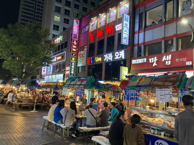 釜山名物の屋台が並ぶ通り