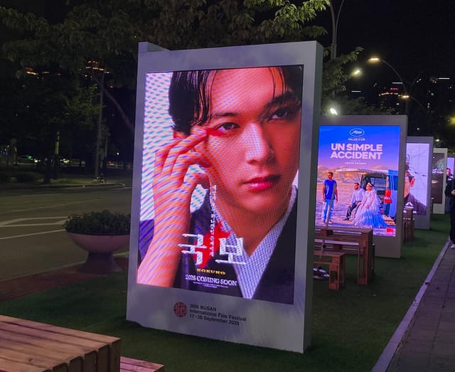 夜でも人目を引くデジタルサイネージのポスター