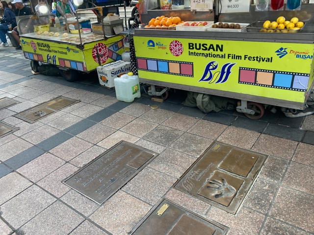 世界の映画人の手形が埋め込まれている