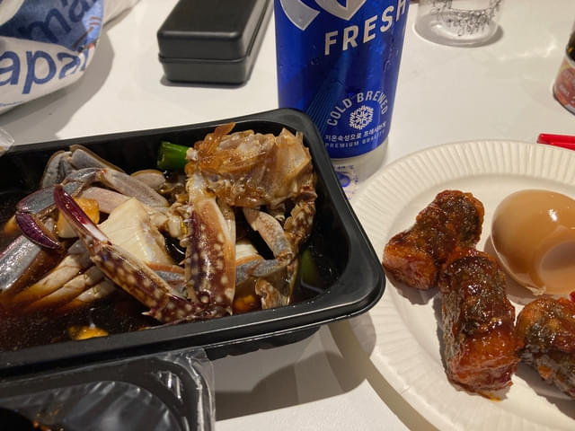 バスターミナル付近の商業施設のデリで美味しいお惣菜が買えます