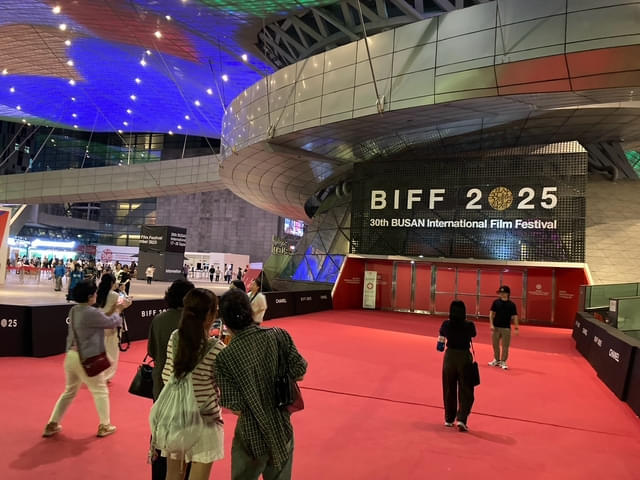 会場外のレッドカーペット、誰でもスター気分で写真撮影できる