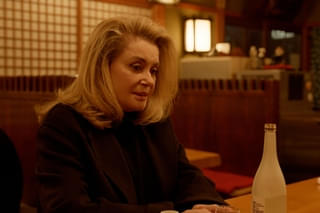 カトリーヌ・ドヌーブが群馬の居酒屋で一人酒「SPIRIT WORLD」場面写真 監督来日＆キャスト登壇舞台挨拶開催