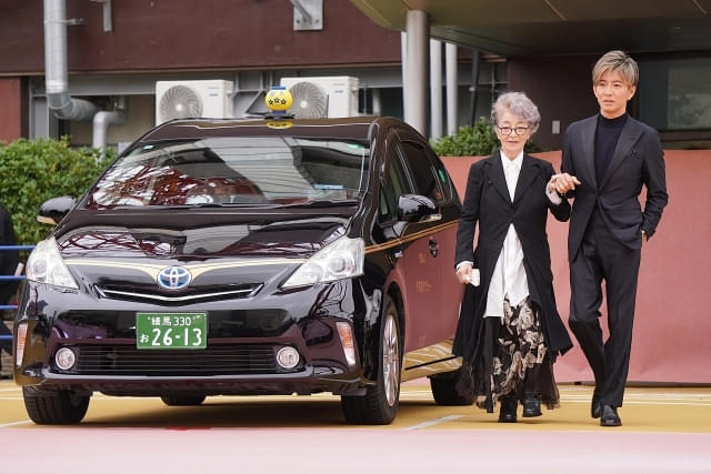 倍賞千恵子「運転がお上手」 木村拓哉が運転のタクシーに乗って登場【「TOKYOタクシー」公開記念セレモニー】