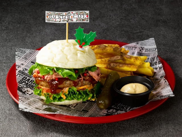 <フードホール>の「クリスマスバックロットバーガー」2500円(税込)