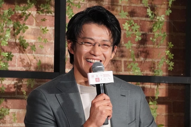 小栗旬、室内セットでの撮影も「地獄のような暑さ」「熱中症になりそうでした」【「匿名の恋人たち」ファンミイベント】