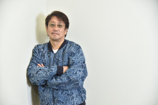 インタビューに応じた森井輝プロデューサー