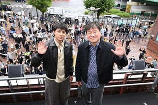 山田裕貴と佐藤二朗、サプライズでチラシ配布で新宿“爆発寸前”