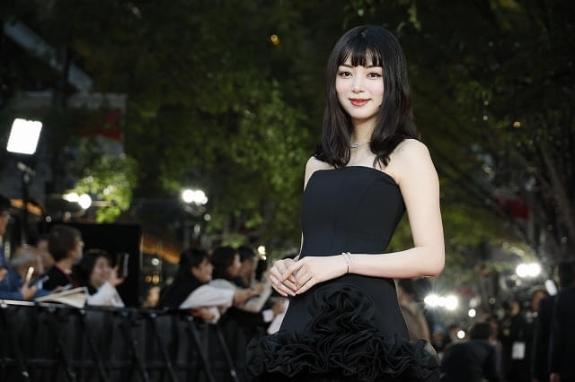 ドレス姿で魅了！