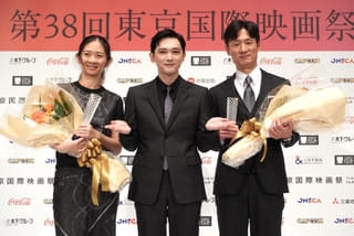 吉沢亮、黒澤明賞を受賞した「国宝」李相日監督をサプライズ祝福【第38回東京国際映画祭】