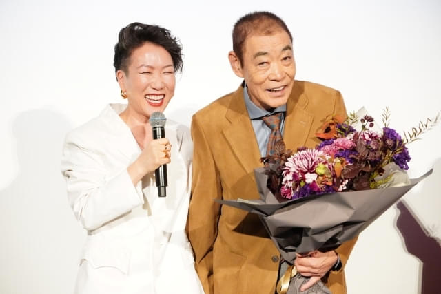 柄本明、77歳の誕生日を「レンタル・ファミリー」監督＆キャストがお祝い【第38回東京国際映画祭】