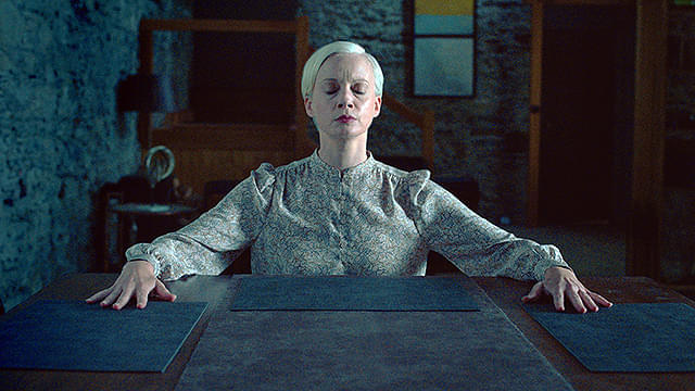 「視える」あらすじ・概要・評論まとめ ～霊視、呪物、屋敷の怪異。古典の風格を湛えたアイリッシュ・ホラー～【おすすめの注目映画】