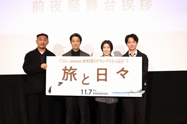 写真左より、三宅唱、監督堤真一、シム・ウンギョン、髙田万作