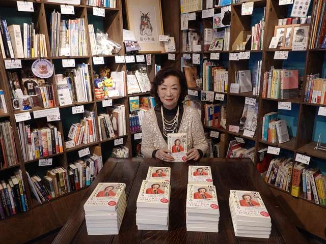 取材に応じた小山明子