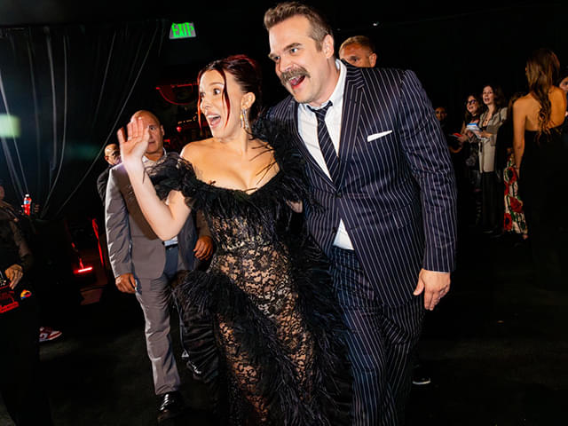 ミリー・ボビー・ブラウン(左)、デビッド・ハーバー(右)