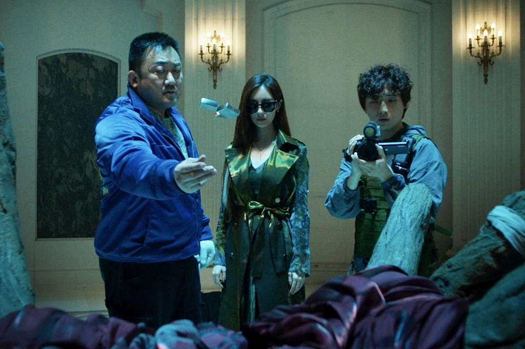 悪魔も拳で黙らせる！ マ・ドンソク企画・原案・主演最新作「悪魔祓い株式会社」、その道のプロたちの姿を捉えた新場面写真