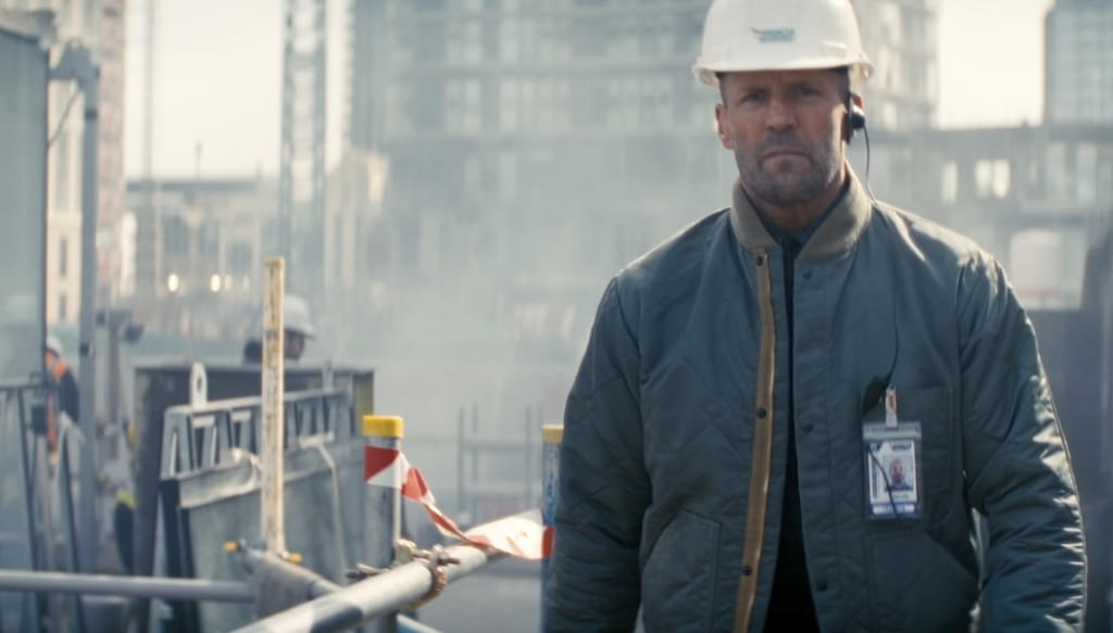 ジェイソン・ステイサム主演最新作「ワーキングマン」、現場監督が部下を救うため工具で敵をボコボコにする本編映像