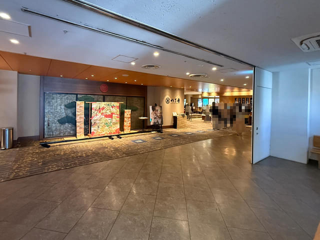 エレベーターで8階に上がると、八丁座のエントランス、ホワイエが現れる。館主の蔵本さんの着物が飾られていた