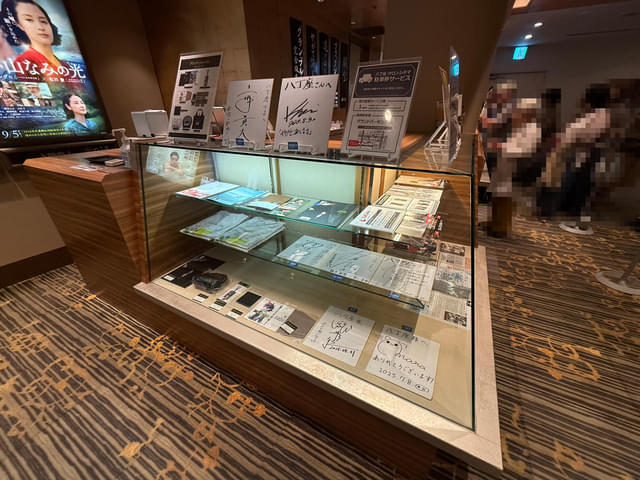 売店には「国宝」で重要な役を演じられていた三浦貴大さんのサインが。「最高の劇場！」との文言も