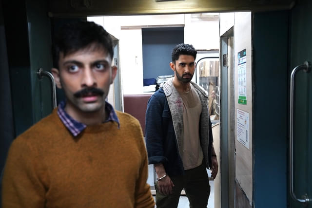 車内で、最強軍人VS強盗団の戦いが始まっていく