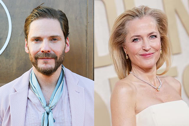 ダニエル・ブリュール（左）、ジリアン・アンダーソン（右）