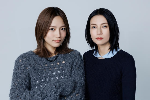 取材に応じた柴咲コウ（右）と川口春奈