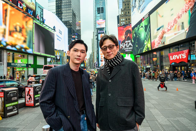 NYタイムズスクエアを訪れた吉沢亮と李相日監督