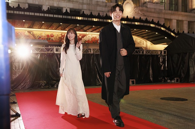 福士蒼汰、ぬいぐるみに話しかけていた!? 福原遥がお茶目な一面明かす