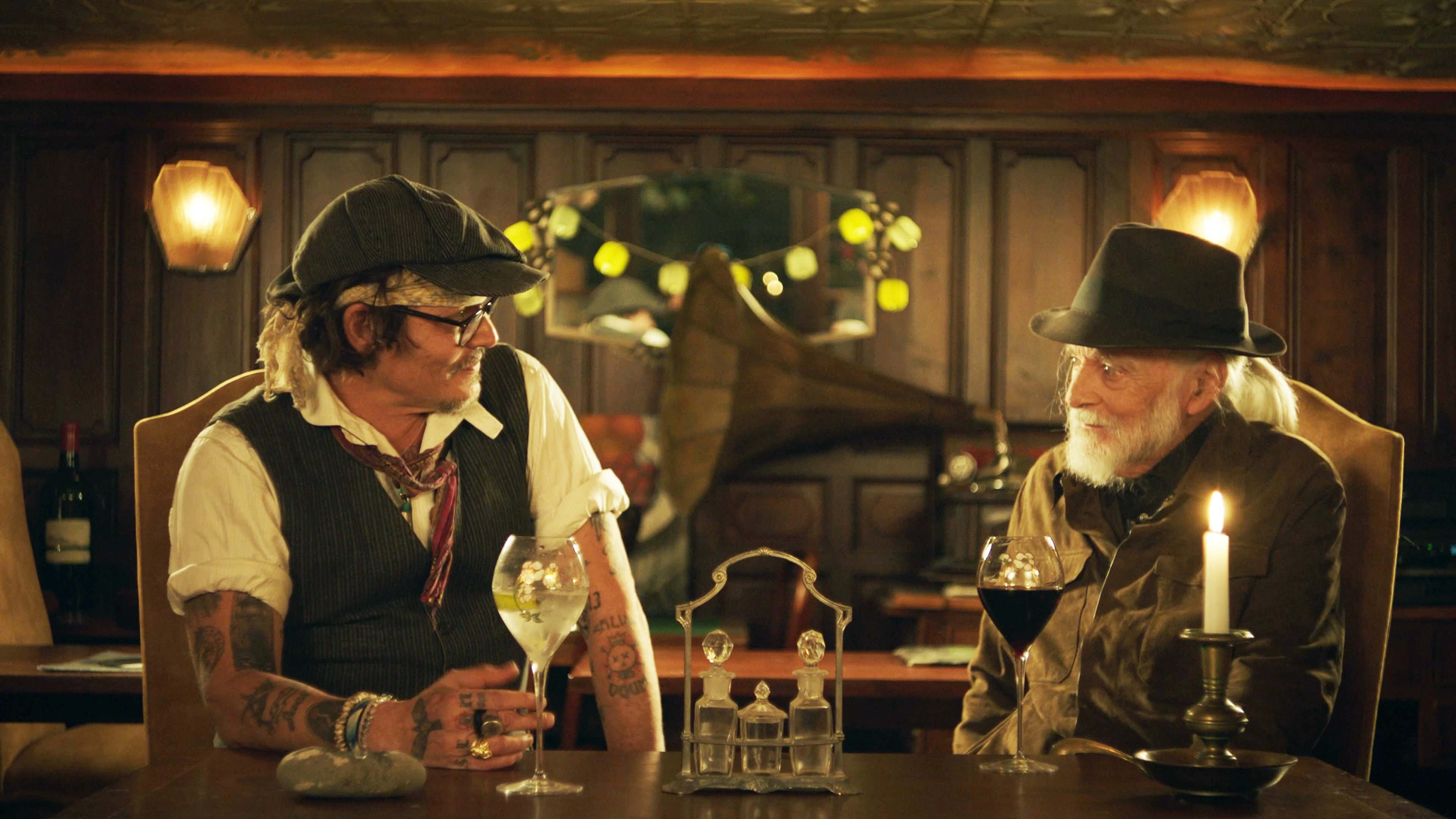 ジョニー・デップがチャップリンのルーツであるロマについて語る 映画「チャップリン」本編映像