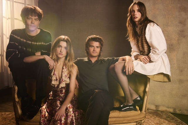 （左から）チャーリー・ヒートン、ナタリア・ダイアー、ジョー・キーリー、マヤ・ホーク