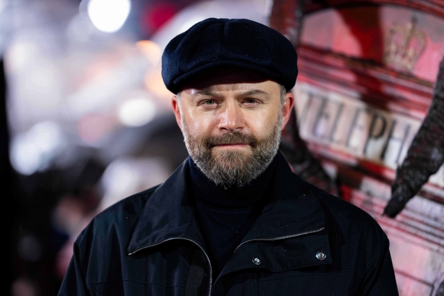 「アドレセンス」監督とNetflixがエディンバラ・フリンジの舞台「Eat The Rich」をドラマ化